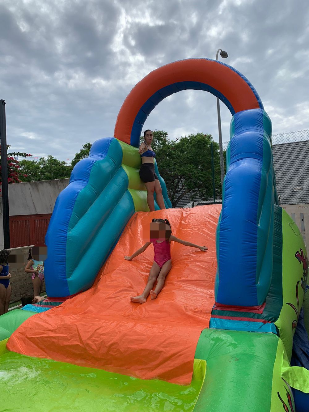 Niños saltando en un hinchable de Happy Time