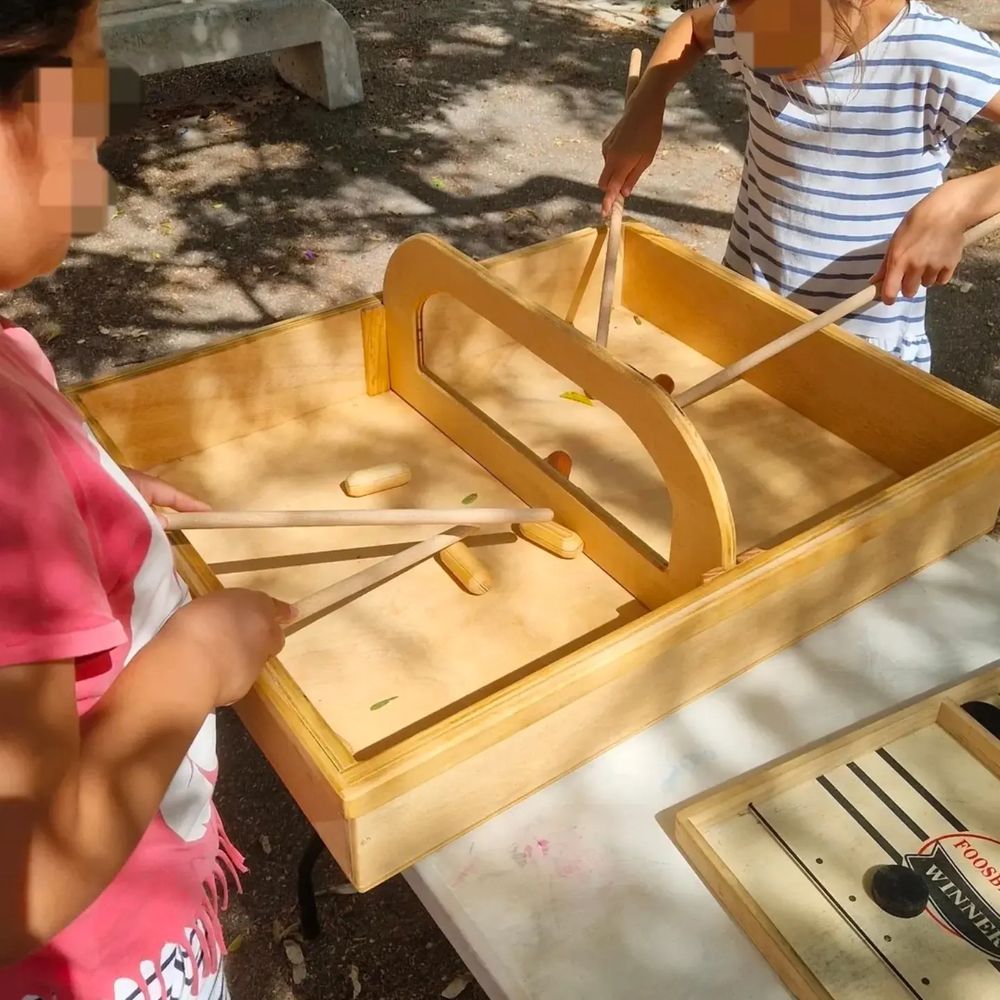Juegos gigantes de madera en una fiesta de Happy Time