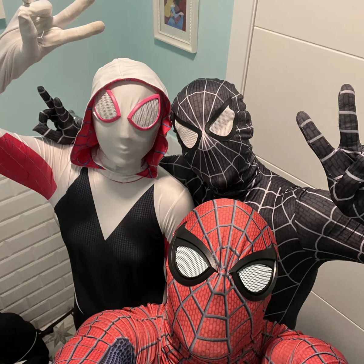 Personajes animados de Happy Time con niños en una fiesta